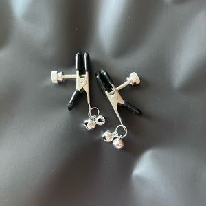 Deep pressure nipple clamps with bell